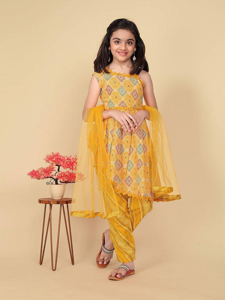 Yellow suit girl - gracy