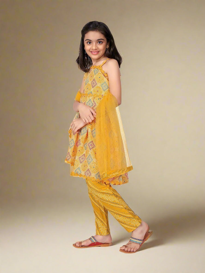 Yellow suit girl - gracy